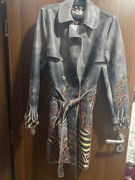 Манто с двуредово закопчаване , яка , колан. Ново