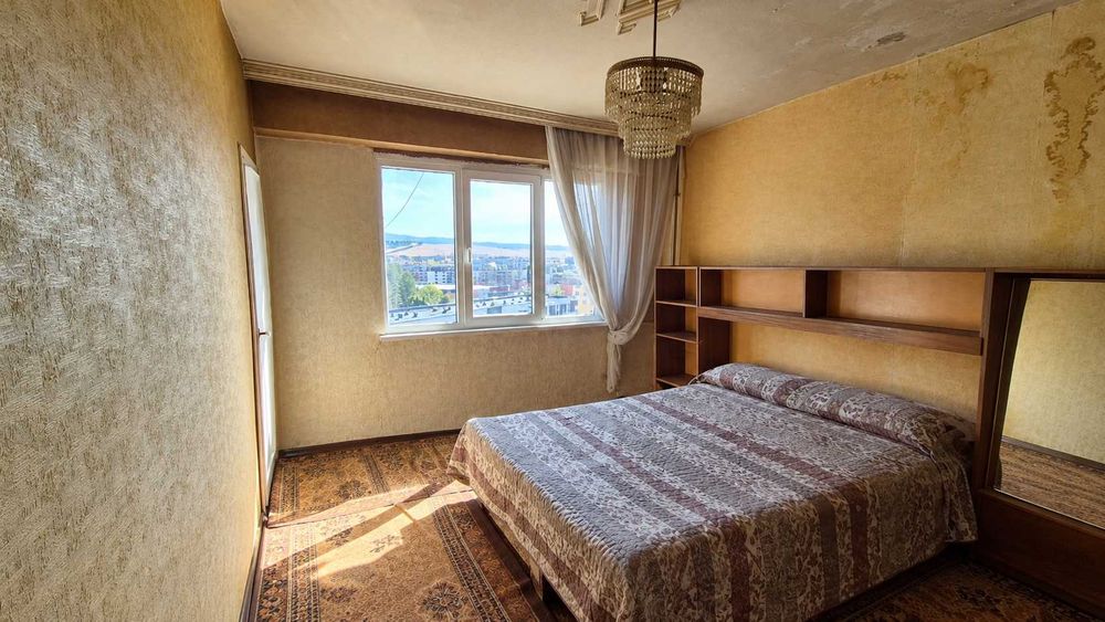 Обширен, тристаен, непреходен апартамент в гр. Перник, кв. Изток