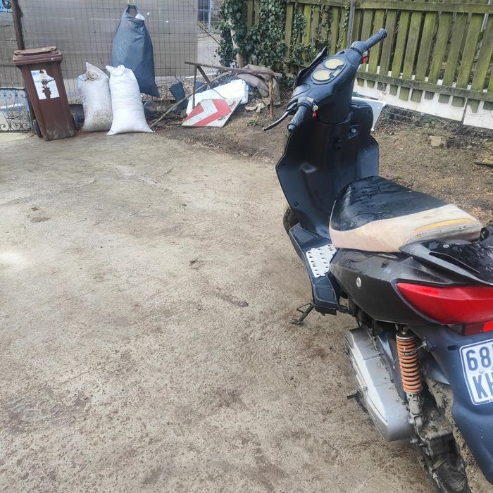 Scuter 125cc 2 t ,pordeste doar la buton