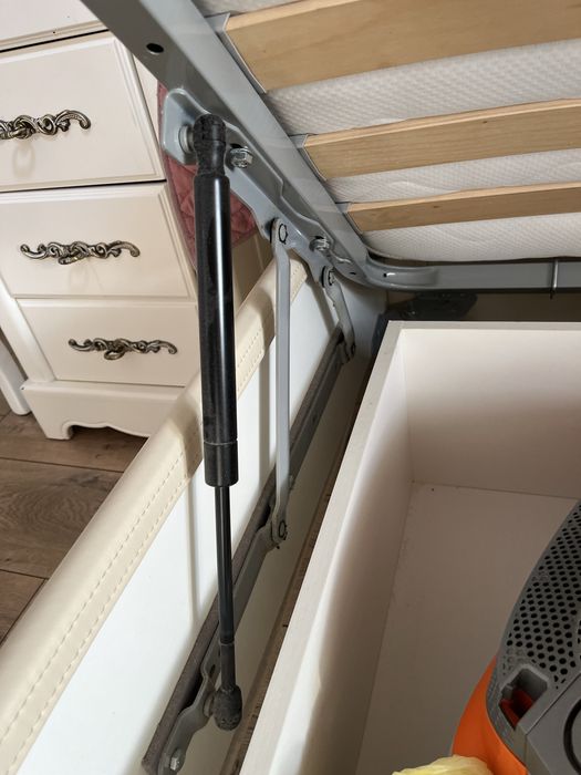 Кровать двухспальная продам