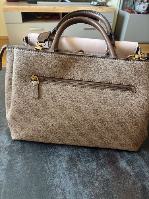 Чанта Guess в красив бежов и розов цвят