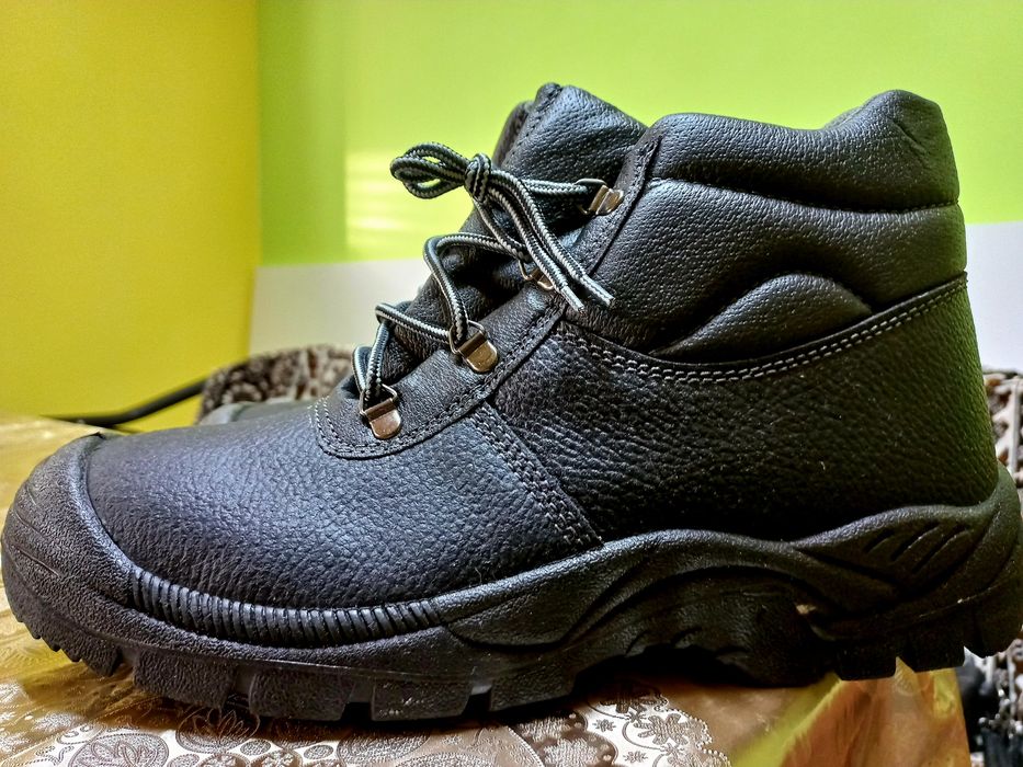 Спецботинки с железной вставкой.