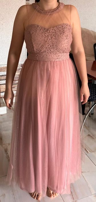 Rochie de seară elegantă.