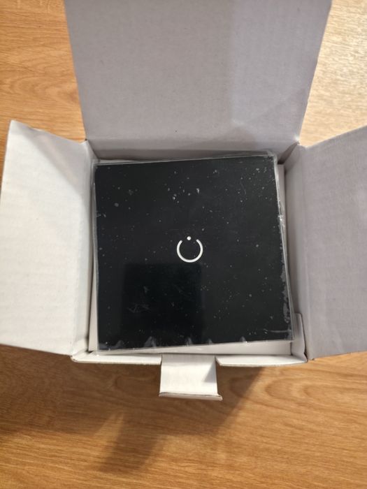 Întrerupător Smart cu Touch și Wi-Fi
Design elegant din sticlă