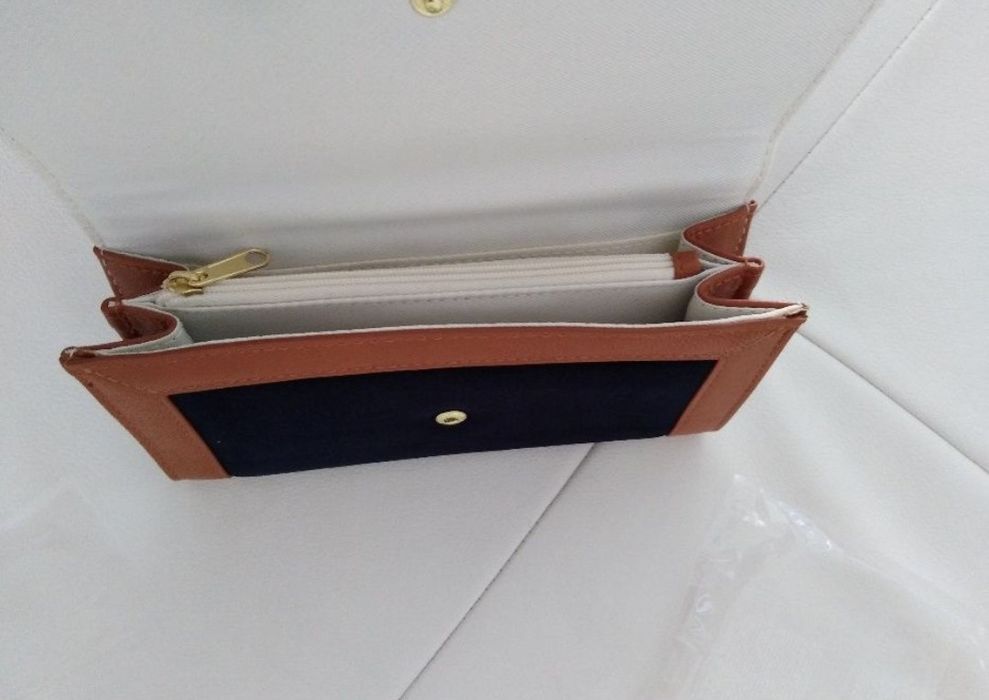 Vând portofel dama,piele ecologica, produs de calitate superioara.