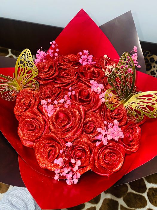 Buchet din trandafiri de satin realizați manual