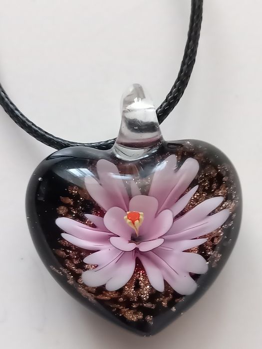 Кулон аригинальный, модный, продаю.