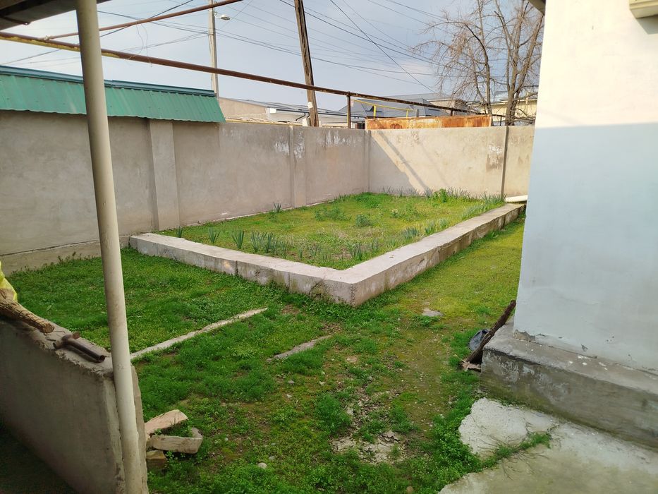 Продаётся дом, с большим участком в 10 соток.