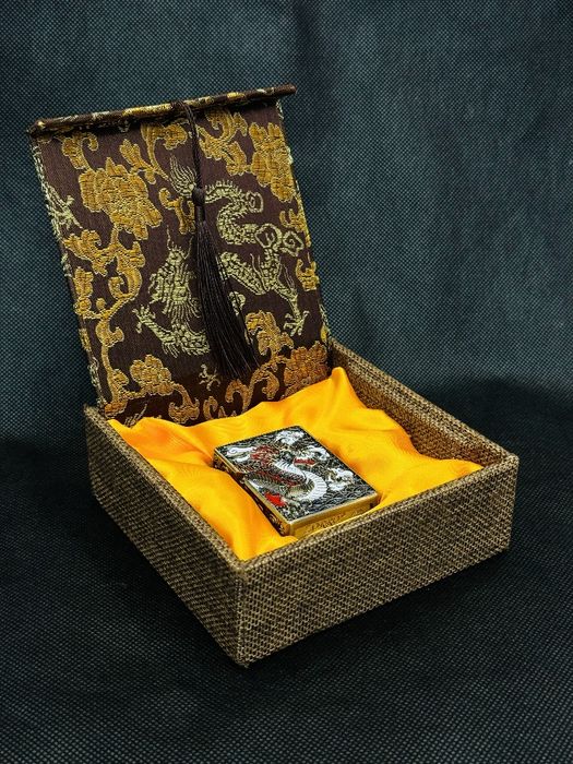 Качественная бензиновая зажигалка с узором дракона. Zajigalka.