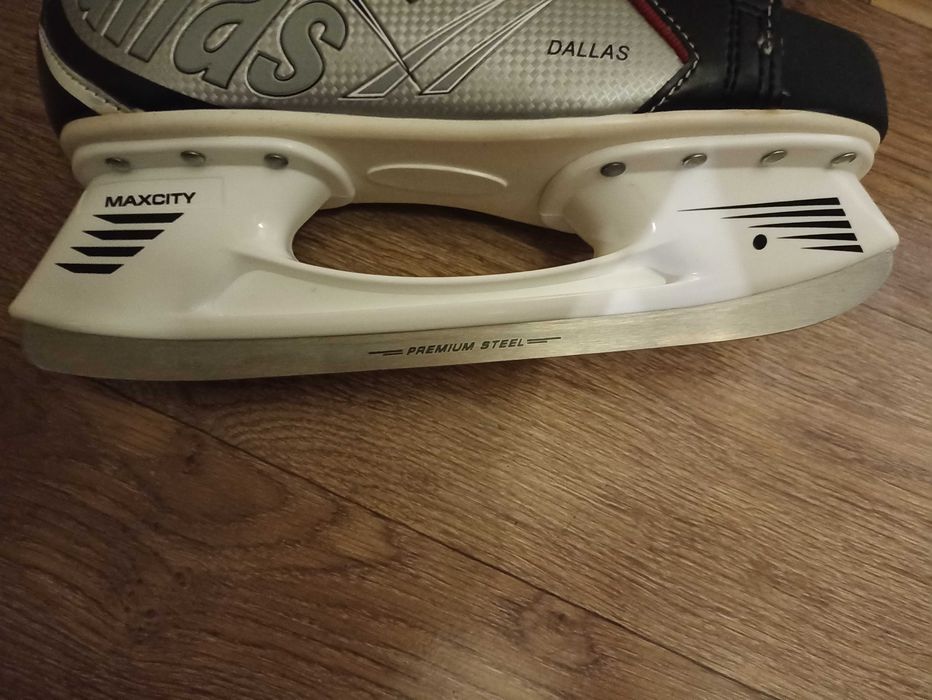 Коньки хоккейные