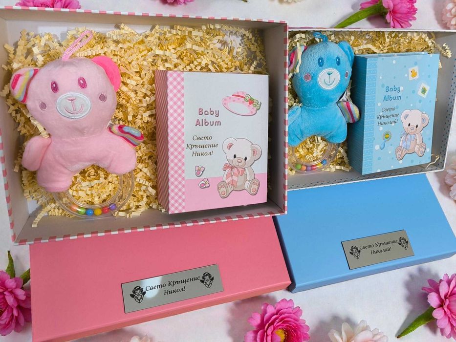 Гравиран албум за снимки в подаръчна кутия + ПОДАРЪК плюшена дрънкалка