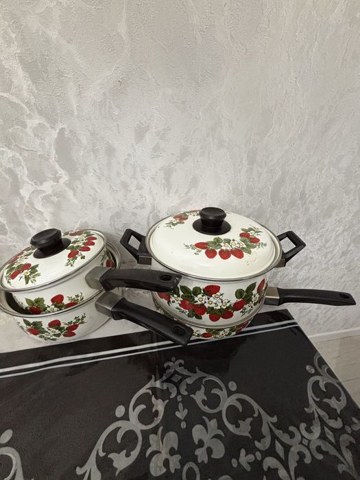 Набор кастрюли,