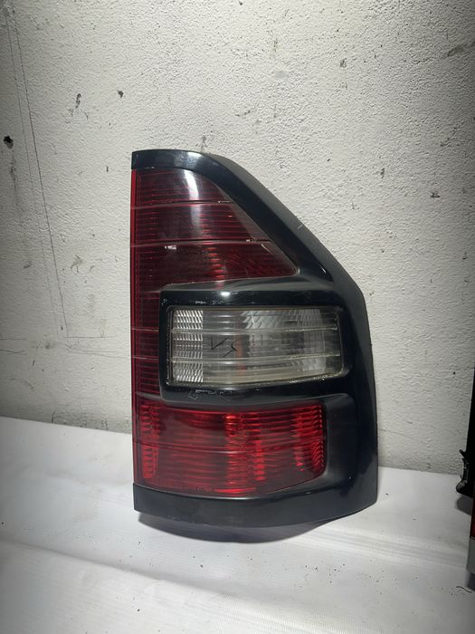Фонарь задний правый Mitsubishi Pajero 3