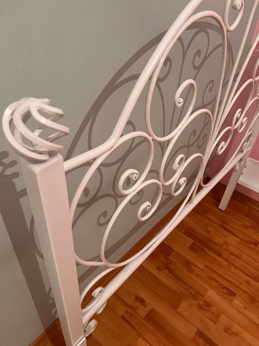 Легло метално бяло