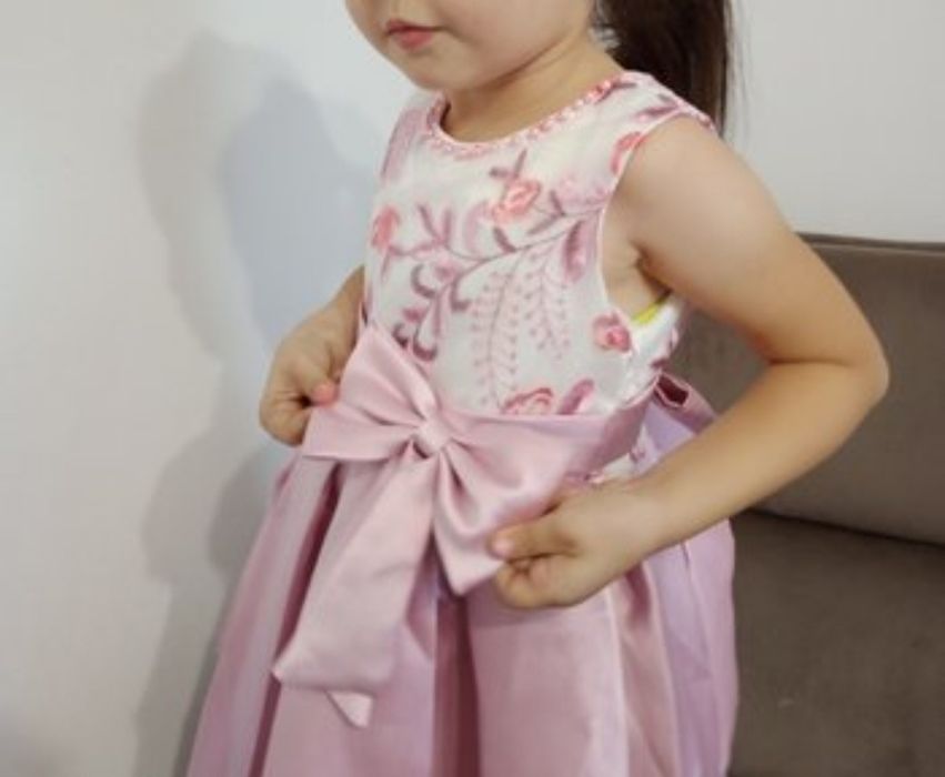 Продам платье на 3-4 года