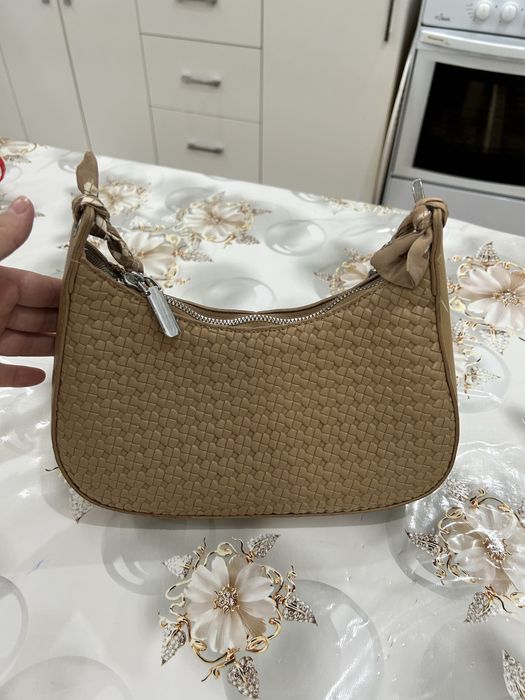 Сумка 2000 тенгеге беріп жіберемін.Баскада сумкалар бар