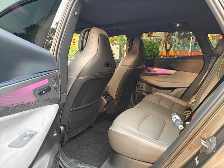 Lynk & Co 08 EM-P 120 km Long Range Pro