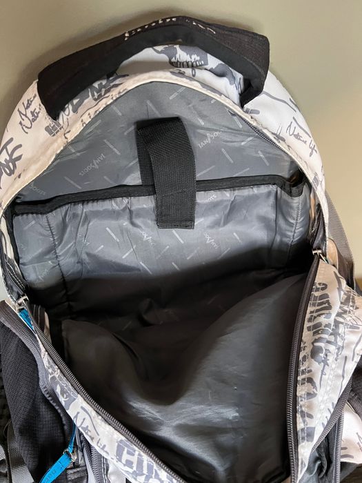 Ученическа/студентска раница с 3 разделения и място за лаптоп.