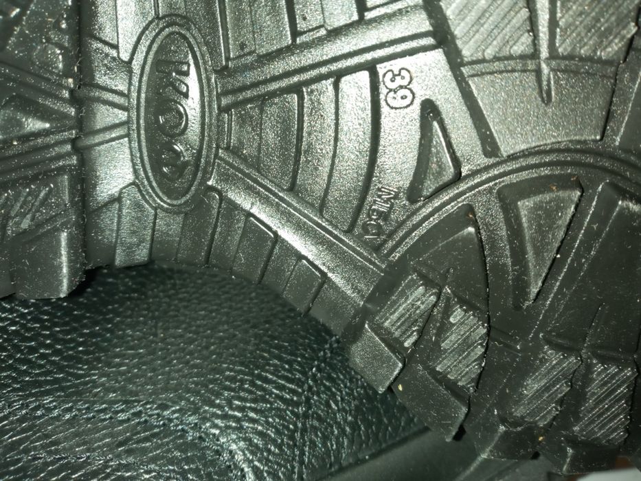 Продам обувь берцы