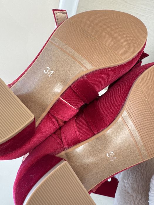 Срочно продам новые туфли красные