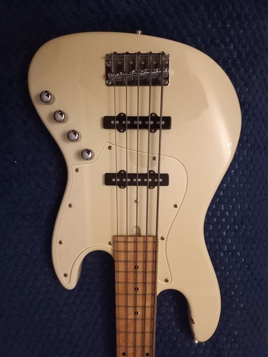 Продам бас-гитару Bacchus