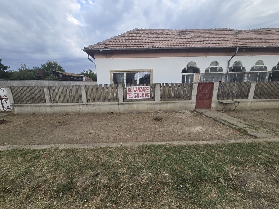 Casa de vanzare . tel 0741345097 .tern 1150 m2 din care  are 115 m2 utili