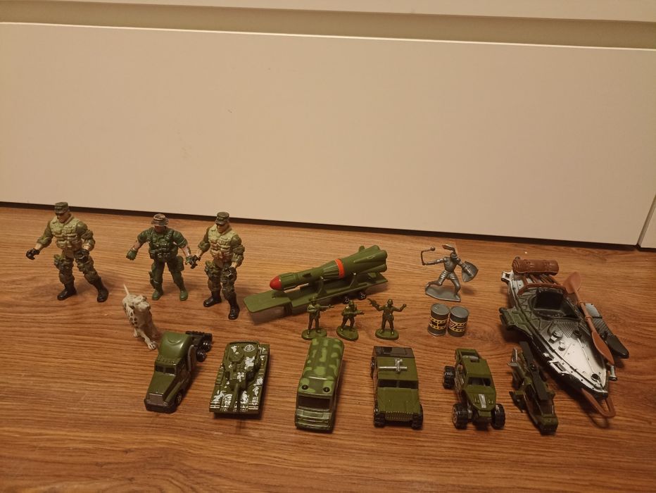 Продам игрушки для мальчика