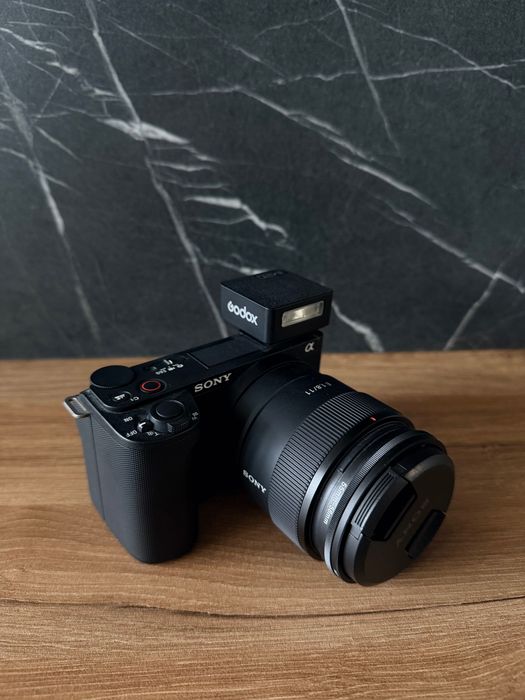 Camera Sony ZV-E10 II, plus obiectiv 11mm f1.8, card 128gb si flash extern