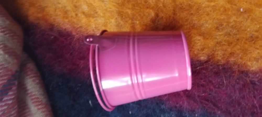 Лот - закачалка, кутия за съхранение  и кашпа метална

Тел. 0890162