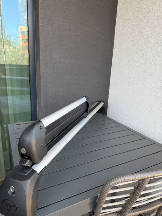 Оригинален Toyota 5-то поколение — Toyota RAV4 XA50-ски/сноуборд багажник с кросбари, използван само веднъж, в чисто ново състояние.