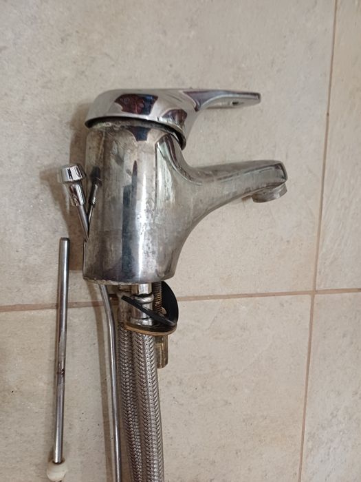 Два броя смесители за баня