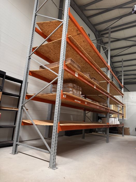 Rafturi metalice industriale ideale pentru depozite sau hale