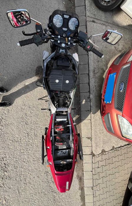 Motocicleta Xanthus ZR400