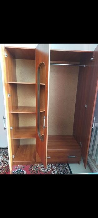 Шкаф  үш  есікті