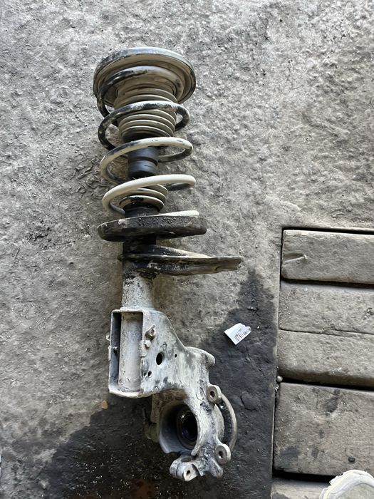 Продам передню левую стойку ауди 100 с4