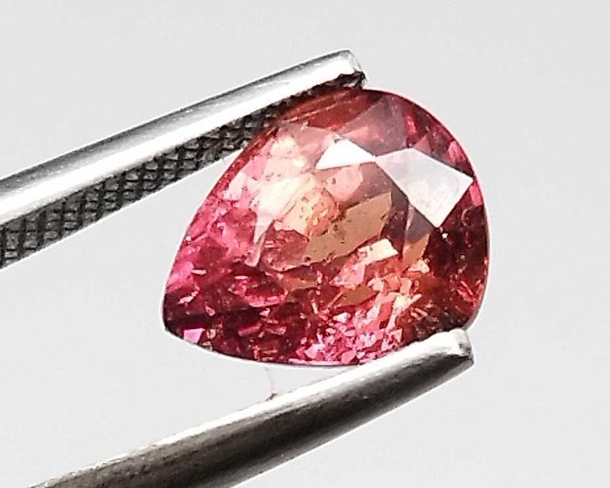 Рядък Ненагряван Падпараджа Сапфир 1.55кт с Цвят на Лотос при Залез!