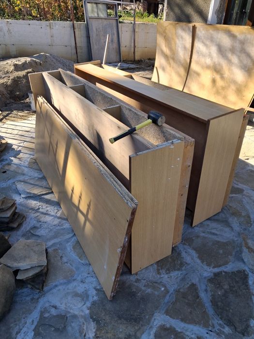 Дървени легла без матращи, но с табли отзад