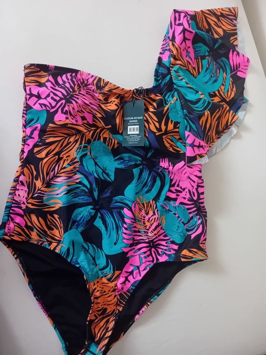 Costum de baie întreg