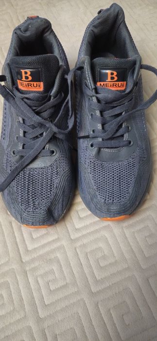 Продам мужские кроссовки