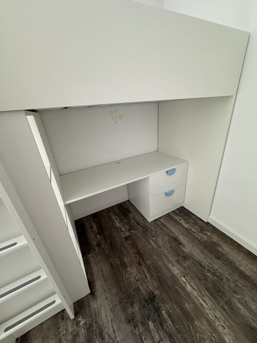 Pat supraetajat IKEA SMÅSTAD cu birou și spații de depozitare – stare foarte bună - saltea inclusa