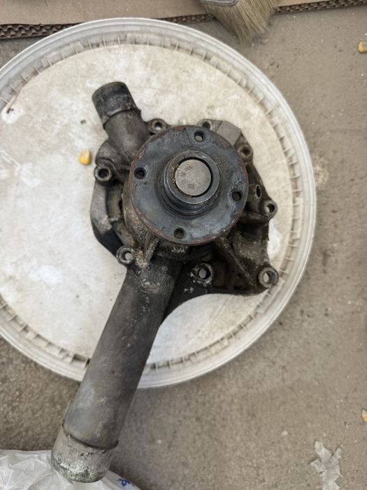 Продам на мерседес 124 пружины помпу