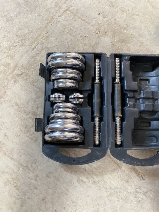 Гантел с съёмными блинами для фитнеса.