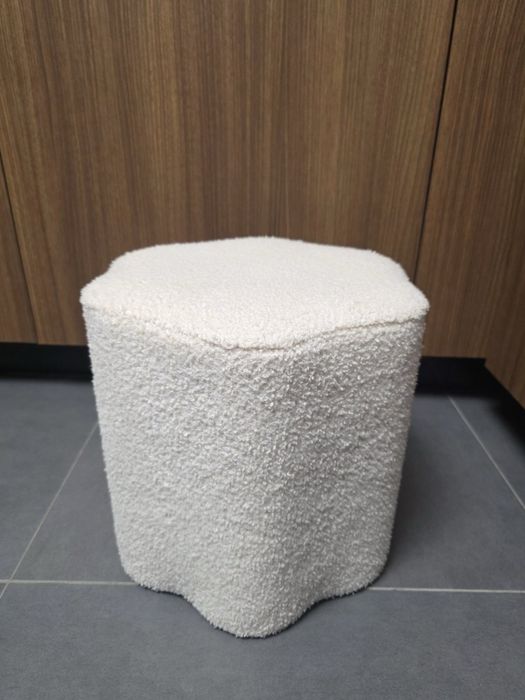 Бяла табуретка тип букле