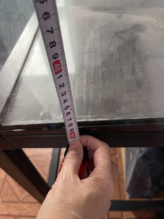 Аквариум вместе с мощной подставкой.