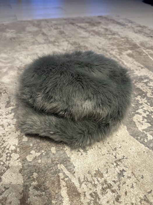 Топла шапка за зимата с косъм