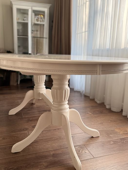 Белый стол со стульями