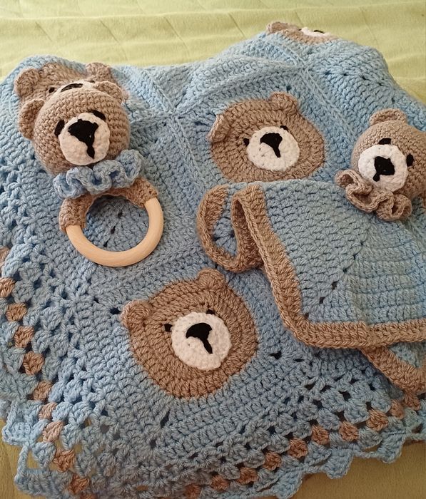 Бебешки комплект от одеалце, гушка и дрънкалка