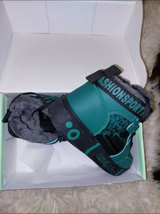 Vând adidași îmblănite noi în cutie