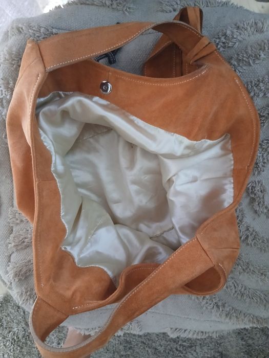 Preț redus – 60 lei. Geantă maxi din piele întoarsă naturală, foarte încăpătoare, perfectă pentru ținute casual/elegante.