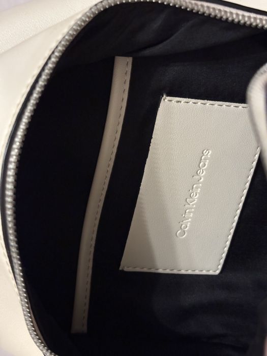 Rucsac Calvin Klein Jeans mini crem/alb – stare foarte bună